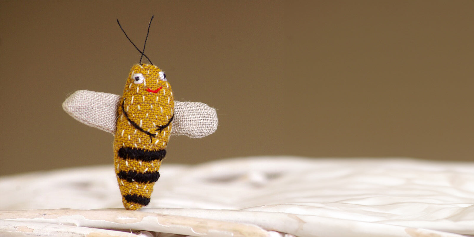 Tiny & happy find: handmade Happy Bee speld